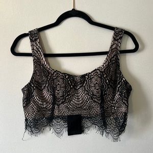 Gorgeous bralette with three size options around the rib cage.